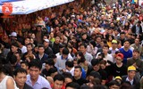 Trẻ em vạ vật theo cha mẹ đi lễ giữa biển người ở chùa Hương
